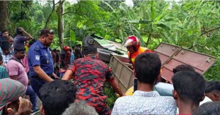 মাগুরায় বাস-ভ্যান সংঘর্ষে নিহত ২, আহত অন্তত ১৫