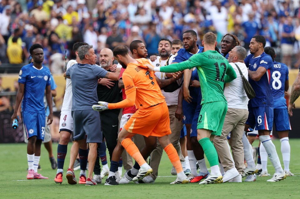 নতুন ৩২-দলীয় ফরম্যাটে প্রথমবার আয়োজিত টুর্নামেন্টে চ্যাম্পিয়ন হওয়ার গৌরব অর্জন করলো চেলসি। প্রথমার্ধে কোল পামারের জোড়া গোল এবং বিরতির আগে জোয়াও পেদ্রোর দুর্দান্ত এক শটে ৩-০ ব্যবধানে পিএসজিকে পরাজিত করে ট্রফি জেতে ব্লুজরা।তবে ম্যাচ শেষে উদযাপনের রঙ কিছুটা মলিন হয়ে যায় উত্তপ্ত এক ঘটনার জেরে। খেলা শেষ হওয়ার পর দুই দলের খেলোয়াড়দের মধ্যে কথা-কাটাকাটির এক পর্যায়ে পিএসজির কোচ লুইস এনরিকে চেলসির ফরোয়ার্ড জোয়াও পেদ্রোর মুখে ঘুষি মারেন বলে অভিযোগ ওঠে।

শুরুতে পেদ্রো জড়িয়ে পড়েন পিএসজির গোলরক্ষক জিয়ানলুইজি দোন্নারুমা এবং ডিফেন্ডার আশরাফ হাকিমির সঙ্গে তর্কে। চেলসির মিডফিল্ডার আন্দ্রে সান্তোসও তখন সেখানে উপস্থিত ছিলেন। ঠিক সেই সময়, পরিস্থিতি ঠান্ডা না করে বরং উত্তেজনায় ঘি ঢালেন পিএসজি কোচ এনরিকে।

স্প্যানিশ এই কোচ পেদ্রোর দিকে এগিয়ে গিয়ে সরাসরি তার মুখে হাত তোলেন। ঘটনা আরও বাড়ার আগেই এনরিকেকে সরিয়ে নেন তারই দলের ডিফেন্ডার প্রেসনেল কিমপেম্বে।

ঘটনার পর পেদ্রো নাটকীয় ভঙ্গিতে মুখ চেপে ধরে মাঠে পড়ে যান, যা দেখে পরিস্থিতি আরও অস্বস্তিকর হয়ে ওঠে।

ঘটনার ভিডিও ইতোমধ্যেই ছড়িয়ে পড়েছে সামাজিক মাধ্যমে, এবং দুই দলের পক্ষ থেকে ঘটনার তদন্ত ও আনুষ্ঠানিক বক্তব্যের প্রত্যাশা করছে ফুটবলপ্রেমীরা।