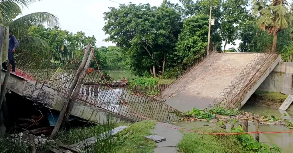 পিরোজপুরে নির্মাণের আগেই ভেঙে পড়ল সেতু, ঠিকাদারের গাফিলতিতে কোটি টাকার ক্ষতি