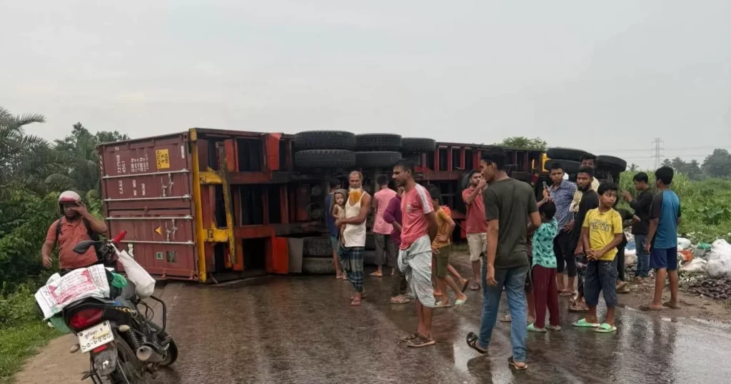 কুমিল্লার দেবিদ্বারে কন্টেইনার উল্টে ১৫ কিমি যানজট, ৪ ঘণ্টা পর চলাচল স্বাভাবিক