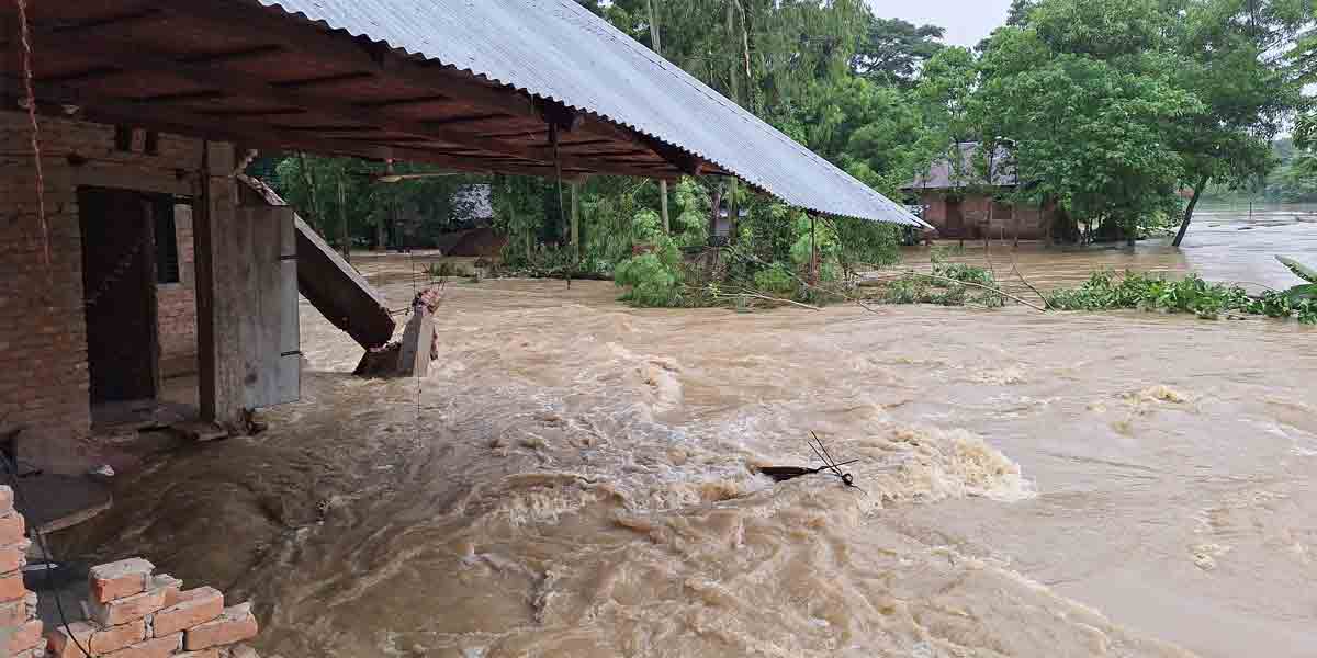 ফেনীতে ফের ভয়াবহ বন্যা: বাঁধ ভেঙেছে ২০টি স্থানে, ৩০ হাজার মানুষ পানিবন্দি
